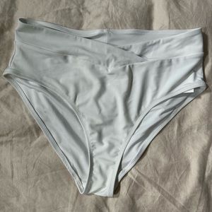 Old Navy white swimsuit bottom - size large
